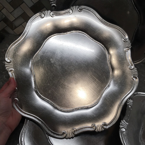 Set of 4 silver plastic chargers - Picture 4 of 9